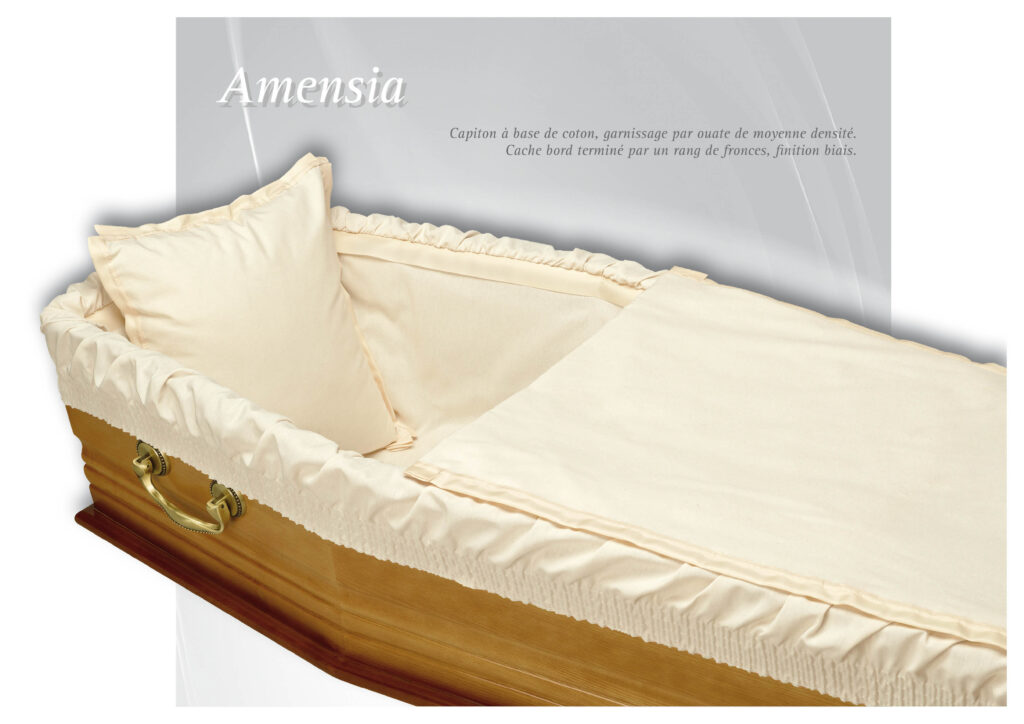 Cercueil avec intérieur rembourré en coton beige.